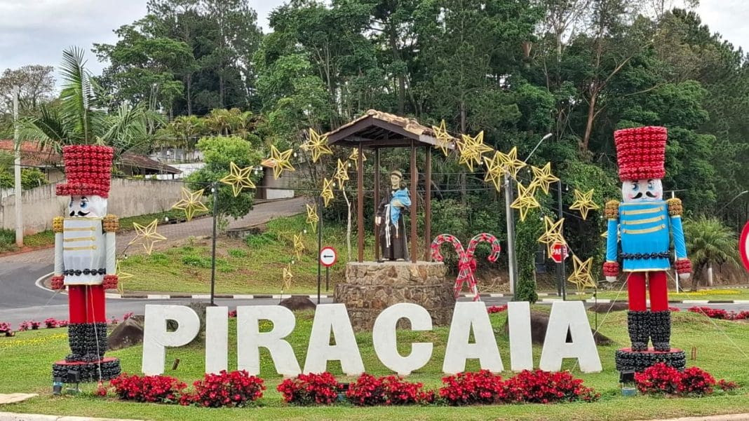 Natal 2025 em Piracaia com iluminação e decoração especial no centro da cidade