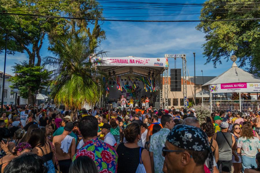 Praça da Matriz em Atibaia durante o Carnaval, com palco e público