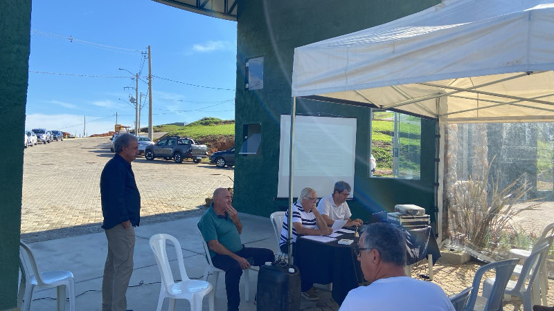 Participantes durante assembleia do Residencial Paraíso da Montanha